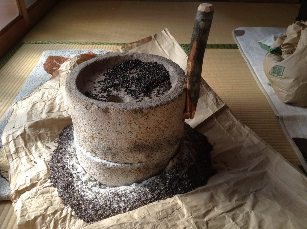 石臼で粉ひき